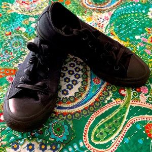 Converse- all black men’s size 6/ woman’s size 8